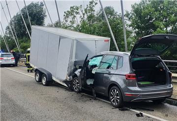 Ein Anhänger hat sich gelöst und schleuderte in den Gegenverkehr.