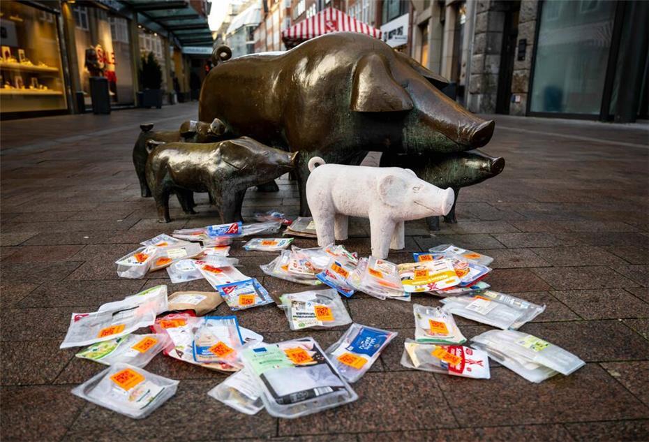 Bronzeschweine und das Ferkel aus Wurst