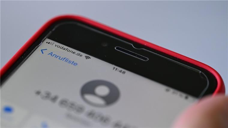 Vodafone warnt Handykunden bei Betrugsanrufen Ein Anruf aus Spanien, den man so gar nicht erwartet? Gut möglich, dass es sich um Betrüger handelt - wie hier auf einem Handy mit Vodafone-Vertrag.