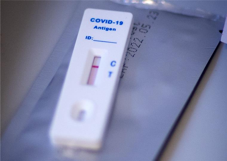 Ein Antigen-Test auf Covid-19 liegt bereit. Im Landkreis Rotenburg fehlten Anlaufstationen die Bürgern die Testungen anbieten.