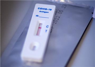 Ein Antigen-Test auf Covid-19 liegt bereit. Im Landkreis Rotenburg fehlten Anlaufstationen die Bürgern die Testungen anbieten.
