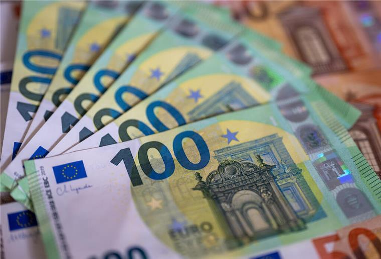 560 Euro pro Monat! Bürgergeld-Empfänger können Mega-Zuschuss beantragen Mehrere Geldscheine liegen auf einem Tisch. Bürgergeld-Empfänger können einen Zuschuss von 281 Euro pro Monat beantragen.