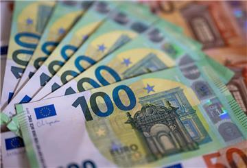 Mehrere Geldscheine liegen auf einem Tisch. Bürgergeld-Empfänger können einen Zuschuss von 281 Euro pro Monat beantragen.