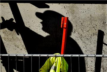 Ein Arbeiter ist auf einer Baustelle beschäftigt und wirft dabei einen dunklen Schatten. Die Wirtschaftsleistung in Deutschland ist im zweiten Quartal in Folge der Corona-Krise erheblich eingebrochen.