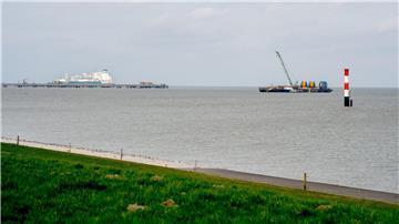 Ein Arbeitsschiff ist während der Bauarbeiten für einen Anleger, der für ein zweites LNG-Terminal in Wilhelmshaven benötigt wird, im Einsatz. n“)
