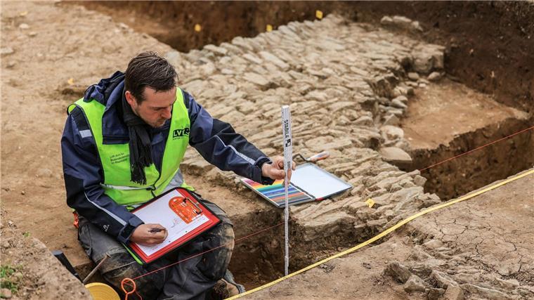 Ein Archäologe kartographiert im Frühjahr 2023 nach Grabungen in Xanten die Mauern eines römischen Gebäudes nahe dem ehemaligen Legionslagers Vetera Castra.