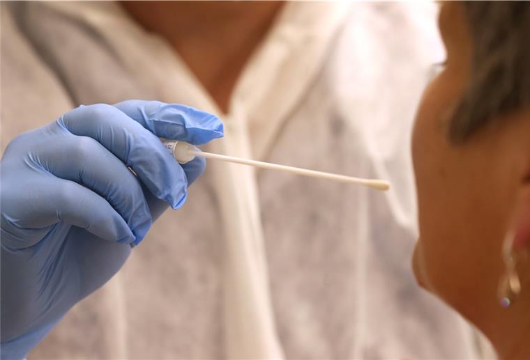 Rotenburg: Quarantäne-Fälle verdoppeln sich Ein Arzt nimmt mit einem Tupfer einen Abstrich für einen Coronatest. Im Landkreis Rotenburg spielen sich Szenen wie diese zurzeit dutzendfach ab. Das Gesundheitsamt geht Corona-Fällen unter anderem in Schulen und Kitas nach.