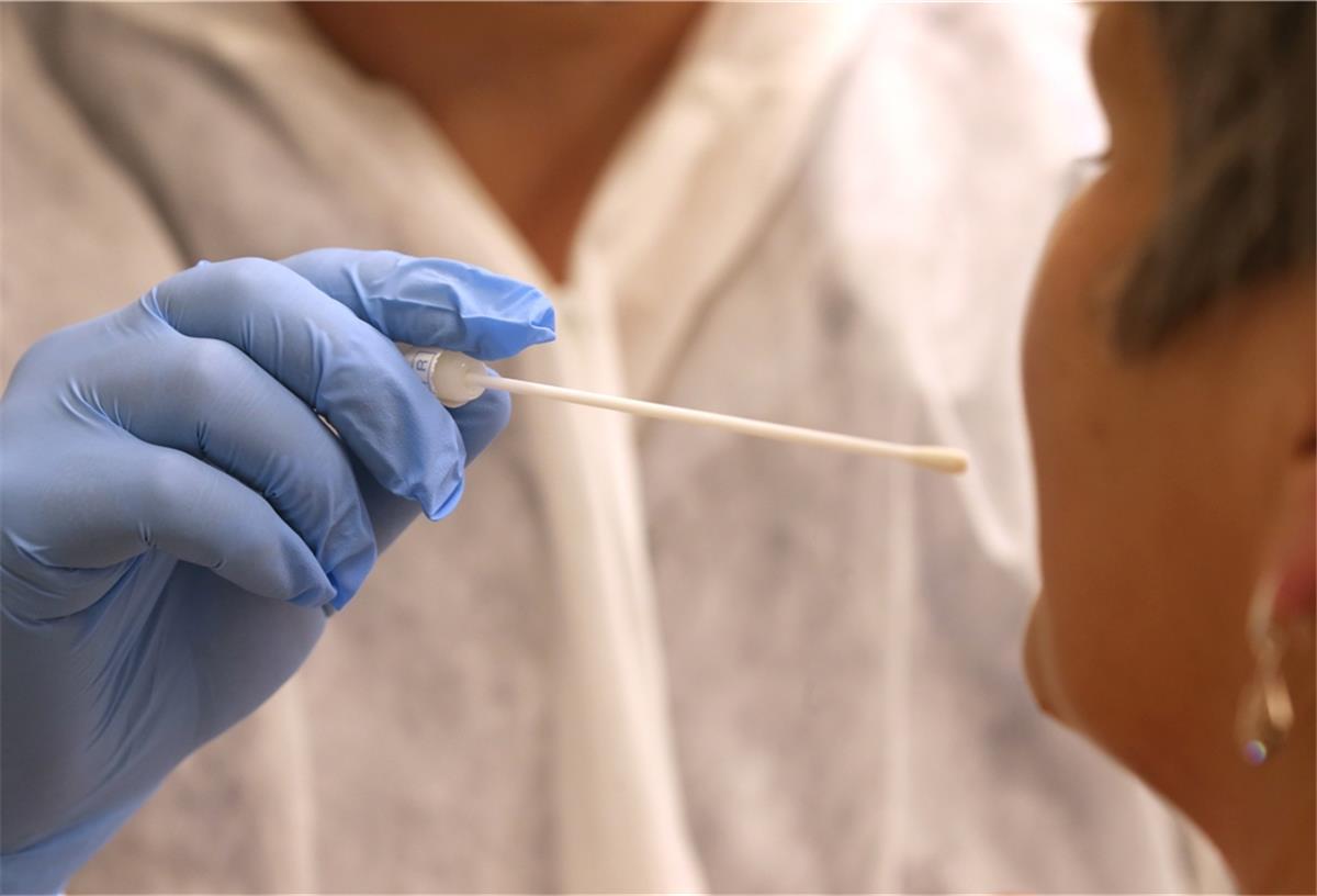 Ein Arzt nimmt mit einem Tupfer einen Abstrich für einen Coronatest. Im Landkreis Rotenburg spielen sich Szenen wie diese zurzeit dutzendfach ab. Das Gesundheitsamt geht Corona-Fällen unter anderem in Schulen und Kitas nach.