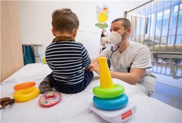 Ein Arzt untersucht in einer Kinderklinik ein Kind. Aber in Bremerhaven wird es bald deutlich schwieriger, einen Kinderarzt zu finden. (Symbolbild)