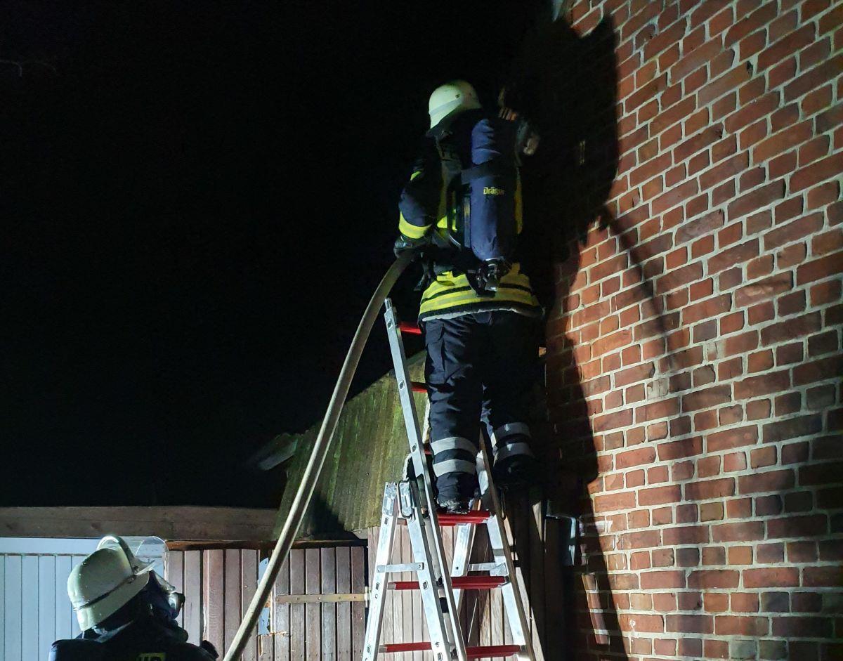 Anwohner verhindern Wohnhausbrand in Loxstedt Ein Atemschutztrupp löschte die brennenden Dachplatten an einem Anbau.