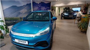 Ein Atto 3 der Marke BYD steht im BYD Concept Store in der Kölner Innenstadt.