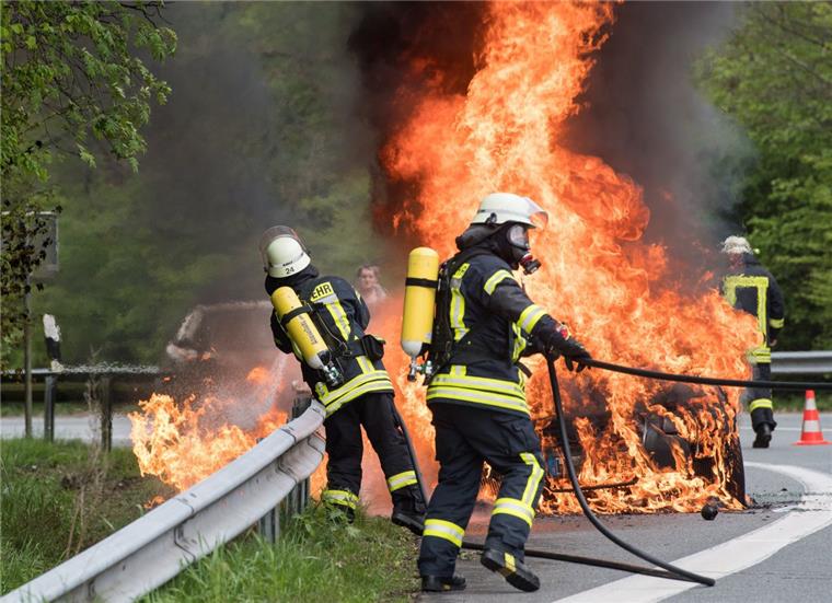 Ein Audi ist am Mittwoch auf der Ausfahrt der Autobahn A27 bei Schwanewede komplett ausgebrannt.
