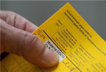 Ein Aufkleber, der auf eine Impfung mit dem Impfstoff Moderna hinweist, klebt im Impfzentrum des Klinikums Stuttgart im Impfpass eines Impflings.