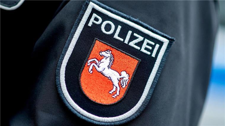 Frau tritt Polizist mehrfach mit Schuh ins Gesicht Ein Aufnäher mit dem Wappen der niedersächsischen Polizei ist auf der Jacke eines Polizisten aufgebracht.