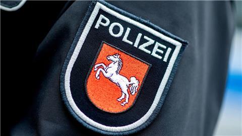 Ein Aufnäher mit dem Wappen der niedersächsischen Polizei ist auf der Jacke eines Polizisten aufgebracht.