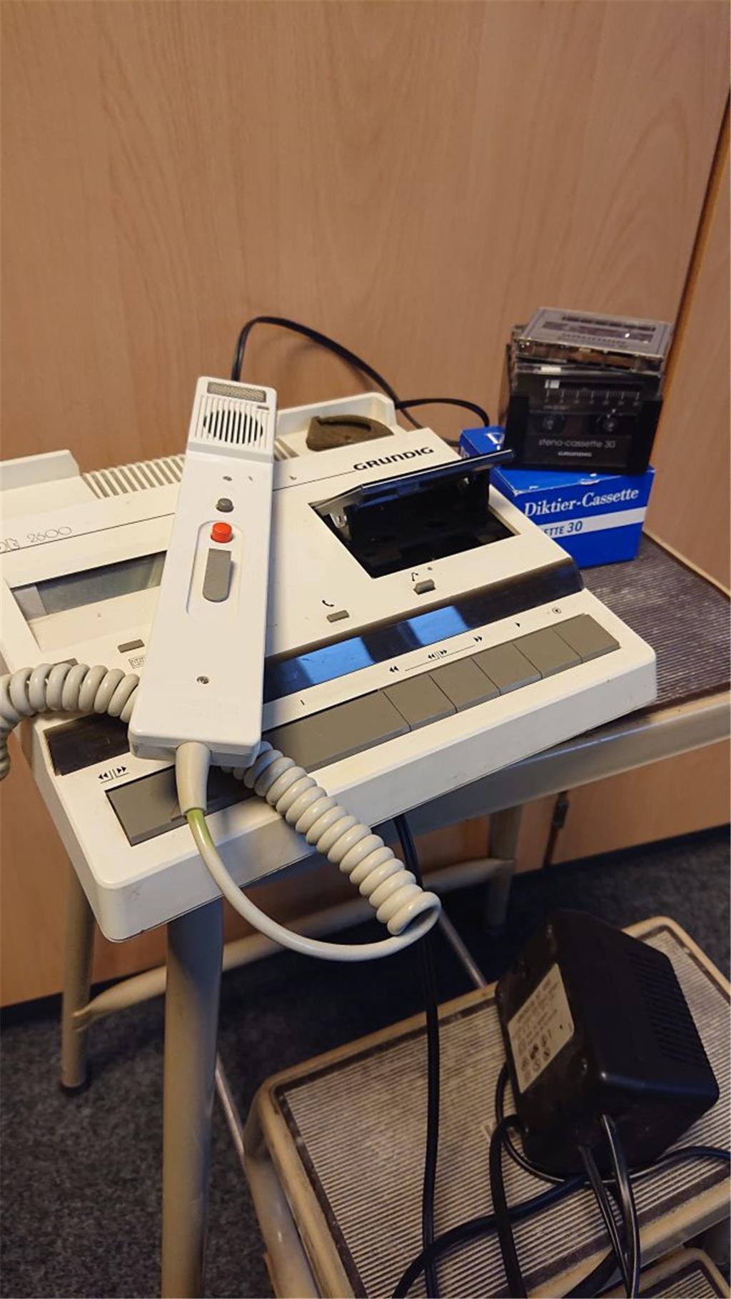 Ein Aufnahmegerät, nur original mit Kassetten.