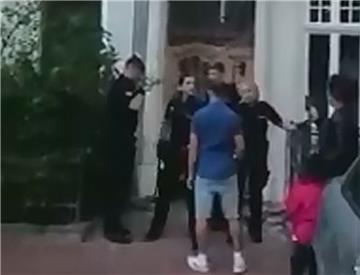 Ein Ausschitt aus dem Video, dass den Vorfall im Sommer 2017 in der Goethestraße zeigt. Die Aufnahmen wurden bei YouTube inzwischen fast eine Million Mal angesehen.