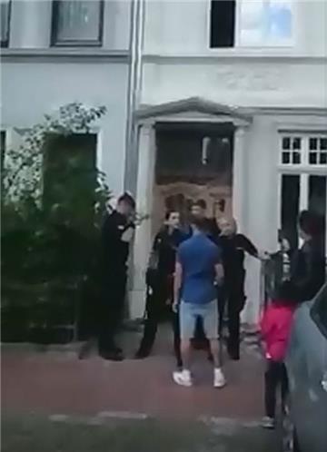 Ein Ausschitt aus dem Video, dass den Vorfall im Sommer 2017 in der Goethestraße zeigt. Die Aufnahmen wurden bei YouTube inzwischen fast eine Million Mal angesehen.