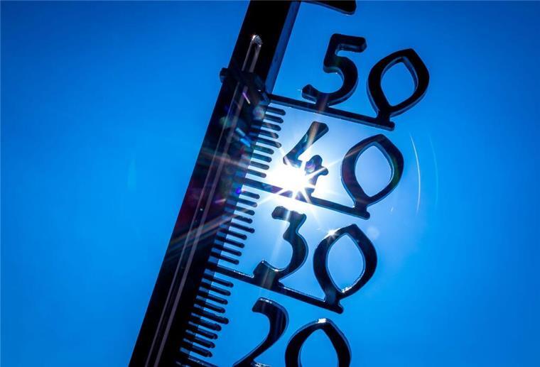 Ein Außenthermometer in einem Kleingarten zeigt die Temperatur von knapp 40 Grad an.
