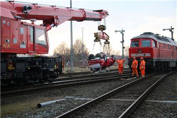 Ein Auto am Haken: Bergezug „Herkules“ der Deutschen Bahn rückte aus Hamburg in Cuxhaven an.