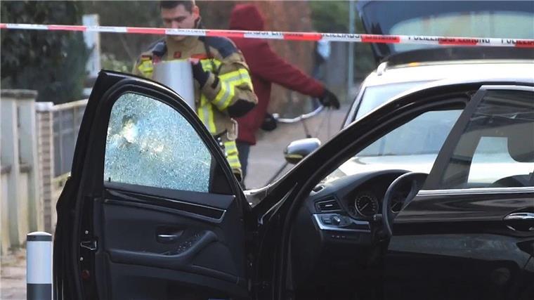 14 Jahre Haft nach versuchtem Mord vor Augen der Kinder Ein Auto, an dem die Fensterscheibe ein Loch hat, wird untersucht.