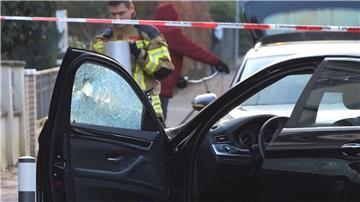 14 Jahre Haft nach versuchtem Mord vor Augen der Kinder Ein Auto, an dem die Fensterscheibe ein Loch hat, wird untersucht.