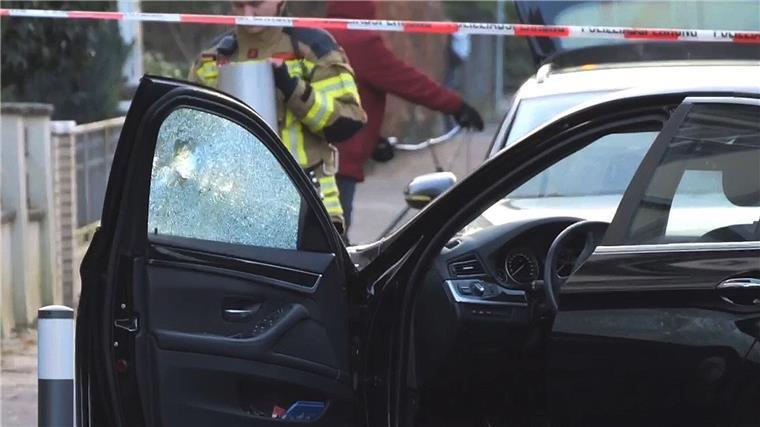 Revision im Prozess um versuchten Mord vor Augen der Kinder Ein Auto, an dem die Fensterscheibe ein Loch hat, wird untersucht.