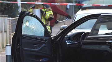 Revision im Prozess um versuchten Mord vor Augen der Kinder Ein Auto, an dem die Fensterscheibe ein Loch hat, wird untersucht.