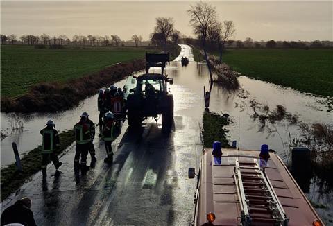 Ein Auto blieb zwischen Bramel und Laven im Wasser stecken. Der Fahrer hatte diverse Verbotsschilder missachtet, die auf die Gefahr hinwiesen.