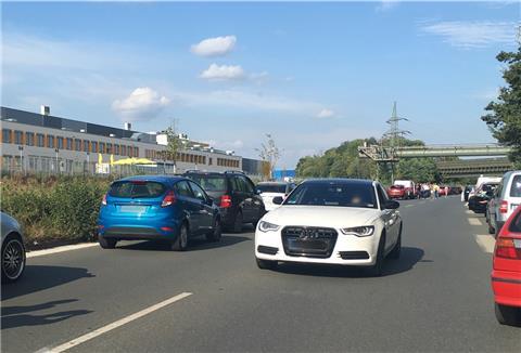 Ein Auto fährt in die falsche Richtung durch eine Rettungsgasse.