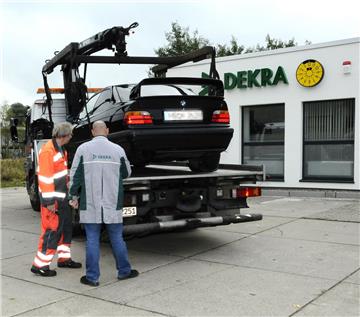 Ein Auto fiel den Beamten besonders auf. Die für An- und Umbauten erforderlichen Eintragungen in den Fahrzeugpapieren wurden unterlassen.