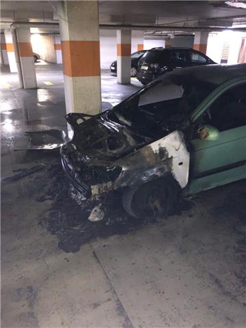 Ein Auto hat aus ungeklärten Gründen im Parkhaus an der Columbusstraße Feuer gefangen. Der Vorfall ereignete sich am Freitagabend. 