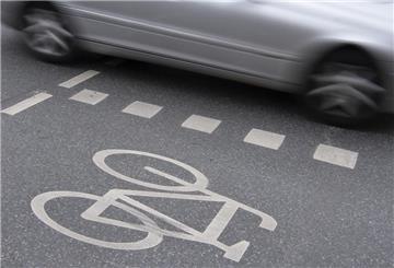 09.04.2019, Hessen, Frankfurt/Main: Ein Auto fährt an einer Kreuzung in der Innenstadt an einem Radweg vorbei. In Hessen ist Fahrradfahren in Frankfurt am gefährlichsten. Im vergangenen Jahr ereigneten sich in Hessens größter Kommune die meisten Radunfälle, wie aus dem Jahresbericht des Statistischen Landesamts hervorgeht. Foto: Boris Roessler/dpa +++ dpa-Bildfunk +++