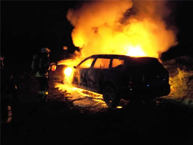 Schiffdorf: Brennendes Auto war gestohlen Ein Auto hat in der Nacht von Montag auf Dienstag in Schiffdorf gebrannt. Jetzt hat sich herausgestellt, das Auto war gestohlen.