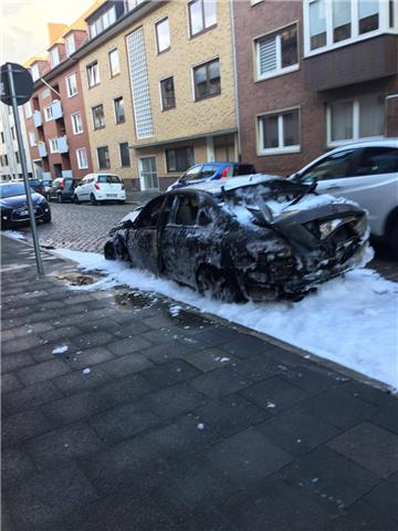 Ein Auto ist am Dienstag in der Brommystraße ausgebrannt.