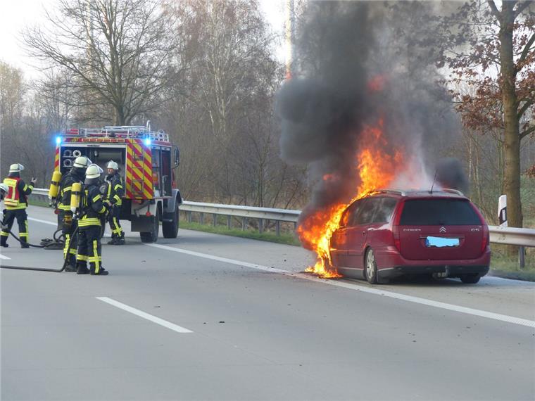 Uthlede: Citroën brennt auf A27 aus Ein Auto ist auf der A27 bei Uthlede in Brand geraten.
