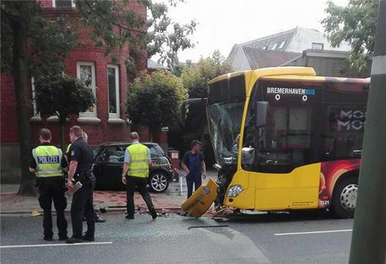 Ein Auto ist auf der Weserstraße mit einem Linienbus kollidiert.