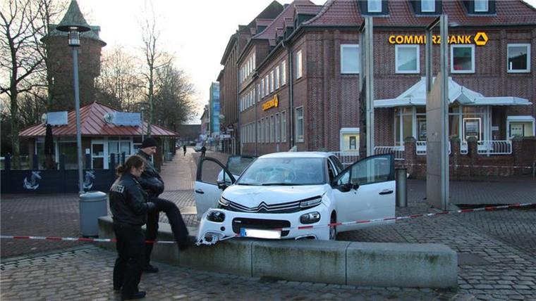 Cuxhaven: Auto rast in Fußgängergruppe - Sechs Personen verletzt Ein Auto ist in Cuxhaven vor einer Diskothek in eine Fußgängergruppe gefahren.