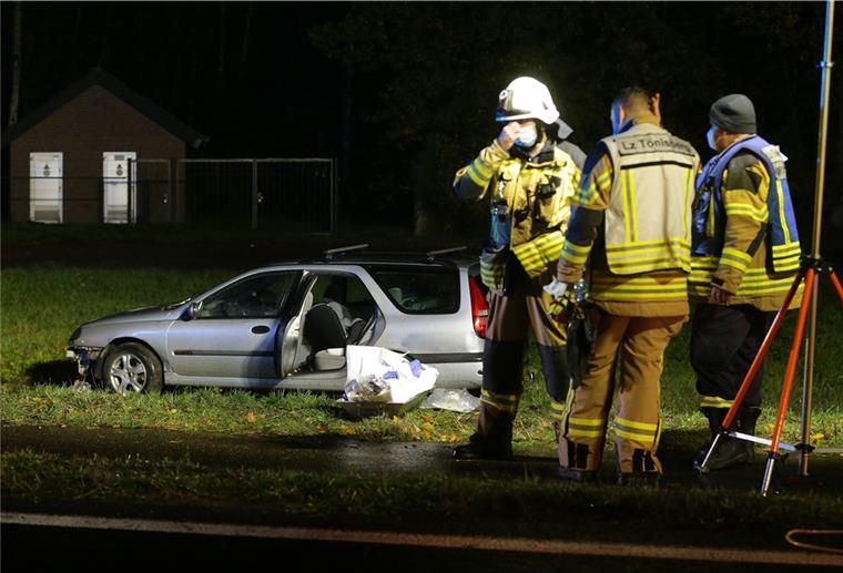 Feuerwehrmänner vor Unfallauto