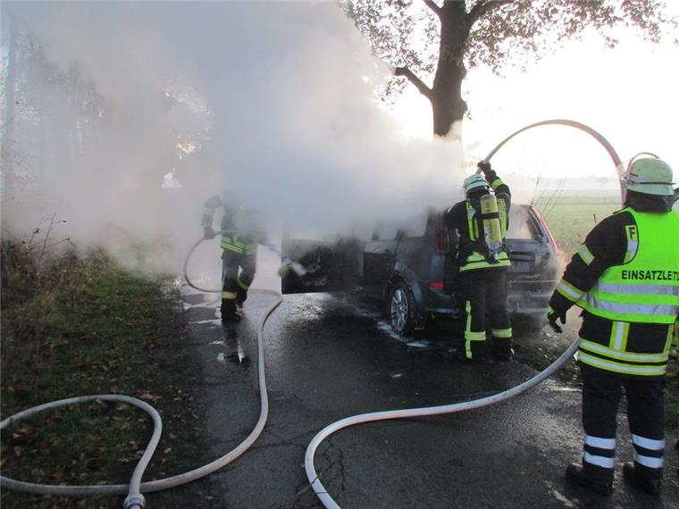 Ein Auto ist zwischen Sittensen und Tiste in Brand geraten. Der Feuerwehr gelang es schnell, die Flammen zulöschen. 