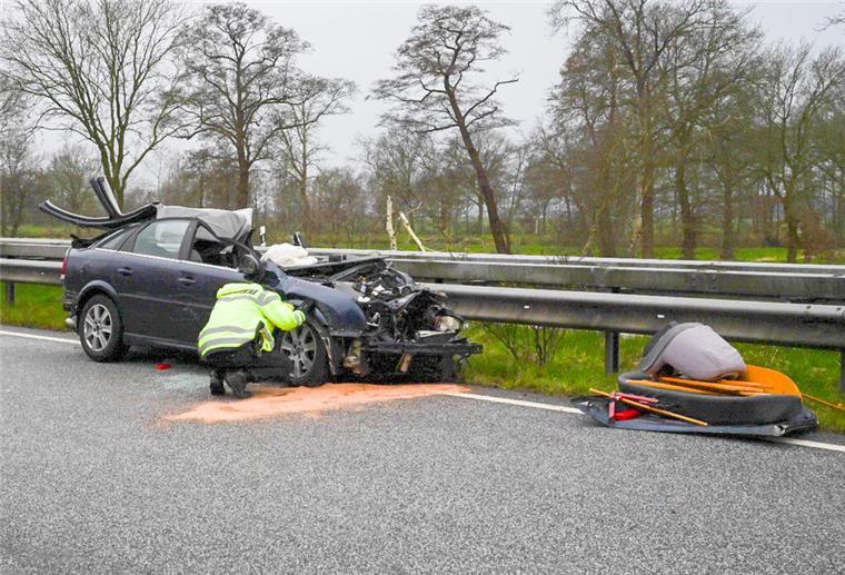 Ein Auto krachte auf der A27 in einen Lkw. Die Strecke musste zwischen Hagen und Stotel gesperrt werden.