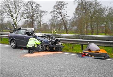 Ein Auto krachte auf der A27 in einen Lkw. Die Strecke musste zwischen Hagen und Stotel gesperrt werden.