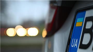 Ein Auto mit einem ukrainischen Autokennzeichen.