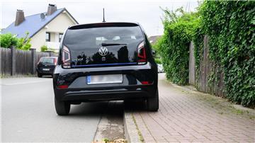 Städte- und Gemeindebund begrüßt Urteil zu Gehweg-Parkern Ein Auto parkt teilweise auf einem Gehweg.