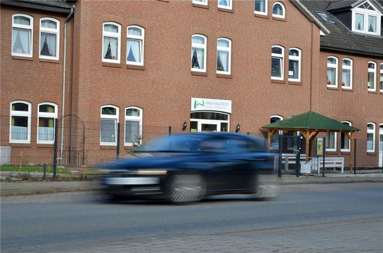 Wilstedt: Kreis lehnt Tempolimit vor Altenheim ab Ein Auto passiert das Pflegeheim „Haus Wilstedt“, das direkt an der Hauptstraße steht.
