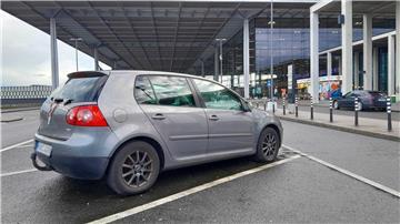 Ein Auto soll am Flughafen BER seit Monaten auf einem Kurzzeitparkplatz gestanden haben. 