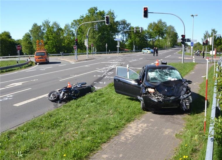 Ein Auto und ein Motorrad sind am Sonntagnachmittag auf der Bundesstraße 71 bei Bockel zusammengestoßen.