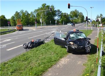 Ein Auto und ein Motorrad sind am Sonntagnachmittag auf der Bundesstraße 71 bei Bockel zusammengestoßen.