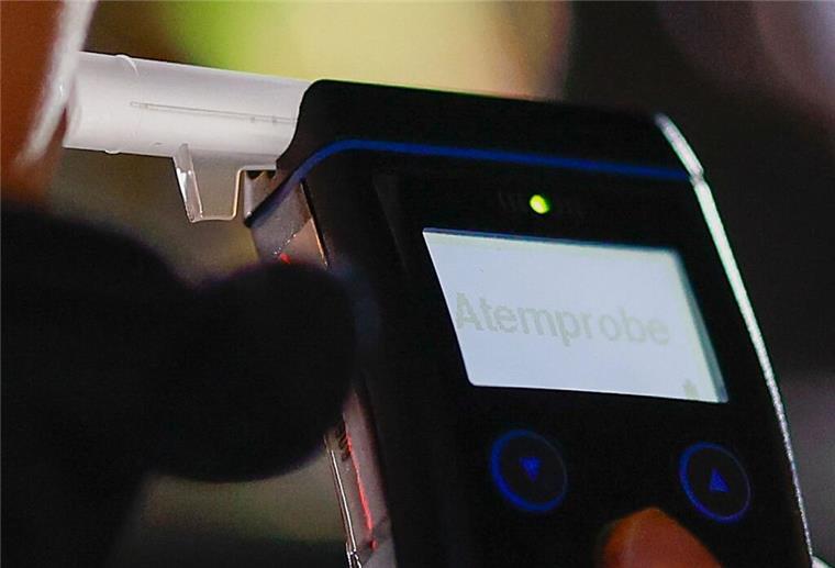 Die Polizei misst den Atemalkoholgehalt eines Autofahrers mit einem Alkoholtester.