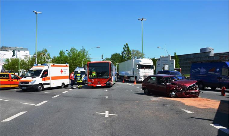 Ampel fällt aus - Auto rammt Bus Ein Autofahrer hat am Montag einem Bus auf der Kreuzung Grimsbystraße/Deichstraße die Vorfahrt genommen.